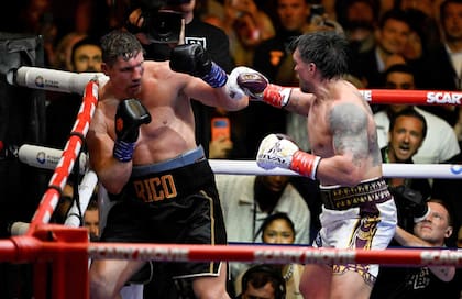 Oleksandr Usyk arrincona a Rico Verhoeven