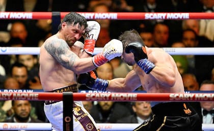 Oleksandr Usyk golpea con fuerza a Rico Verhoeven, que no se achica ante la embestida