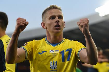 Oleksandr Zinchenko festeja luego del partido en el que Ucrania venció a Escocia y se ganó el derecho de jugar por una plaza mundialista frente a Gales