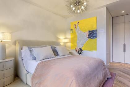 Óleo de Fernando O'Connor, 'Las babas del diablo' (Diderot.art). Gaby convocó a Carolina Biercamp en la parte textil, y eligió sábanas pakistaníes, pie de cama en pana nuez, almohadones en seda y lino. Piso (Patagonia Flooring).