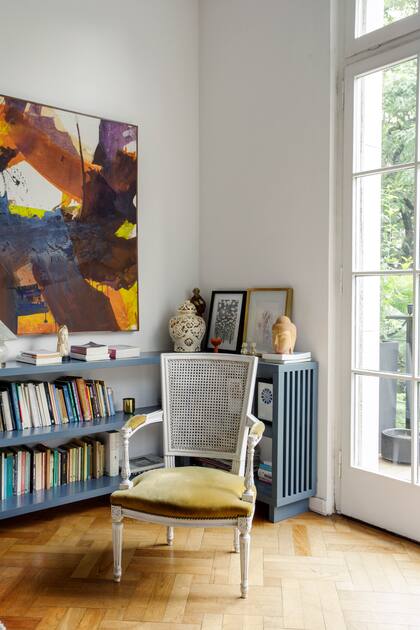 Óleo de Marco Otero, cómoda laqueada hecha a medida y silla heredada.