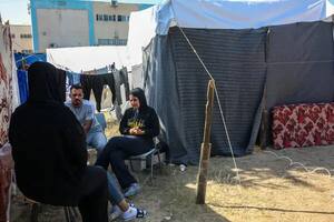 Olfat al-Kurd con su familia en un campo de desplazados de Khan Younis, en el sur de Gaza, el jueves. Credito: Samar Abu Elouf para The New York Times