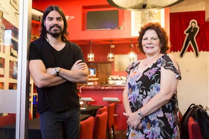 Olga Garaventa de Sánchez y su hijo Pablo Ferraudi, responsables de preservar el legado de Roberto Sánchez