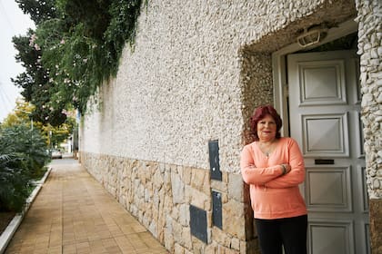 Olga en la entrada de la mansión que hasta el día de hoy está rodeada de misterio