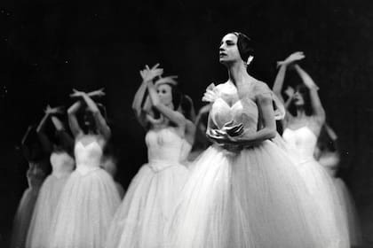 Olga Ferri en una escena del segundo acto de Giselle, con las Willis