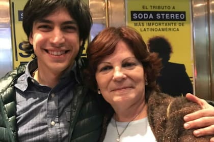 Olga Garaventa visitó el rodaje de Sandro de América y conoció a uno de los protagonistas, Agustín Sullivan