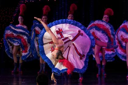 Olga Khokhlova, una bailarina del ex-soviético Kazajstán, realiza su baile de Cancán
