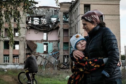 Olga Srednyakova, de 51 años y madre de ocho niños y niñas, abraza a Vera, de 8, en Konstantinovka, en la región de Donetsk, el 13 de octubre pasado. (Yasuyoshi CHIBA / AFP)