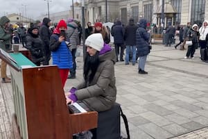 Toca el piano en una zona de refugiados ucranianos para llevar "esperanza en medio de la oscuridad"