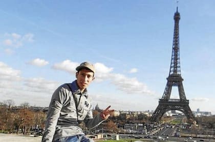 Olguin, frente a la torre Eiffel en París, fue compartiendo su viaje por Europa en sus redes sociales