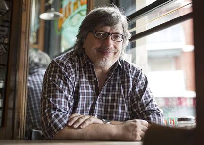 Olguín quiere que el lector “se suba a una montaña rusa”