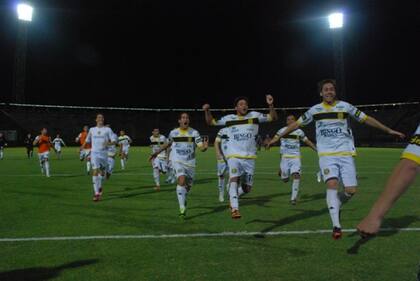 Olimpo dio el golpe y eliminó a Vélez