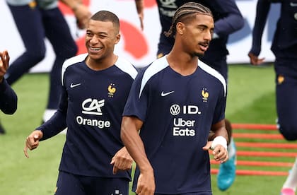 Olise con Kylian Mbappé, compartiendo entrenamiento en la selección de Francia