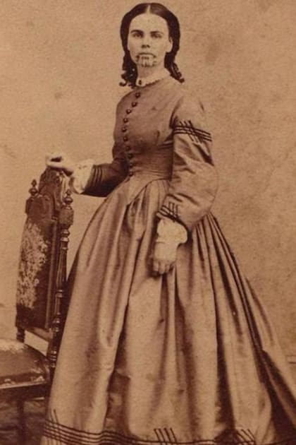 Olive Oatman fotografiada con sus marcas tribales en 1863