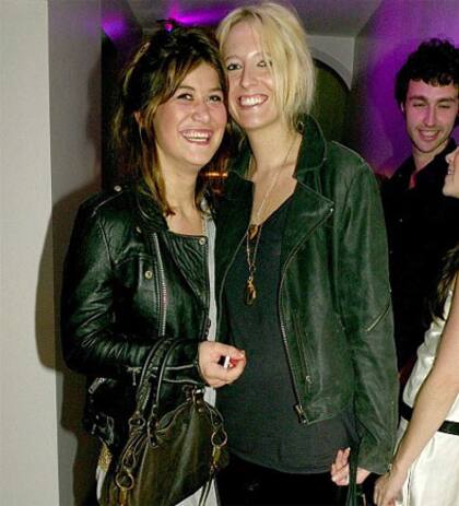Olive Uniacke, izquierda. La novia de Daniel Radcliffe, junto a una amiga.