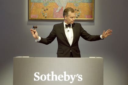 Oliver Barker en la subasta en Sotheby's