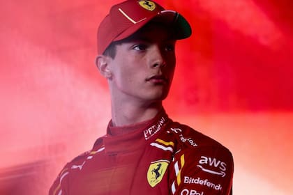 Oliver Bearman, el joven inglés de 18 años que correrá con Ferrari el GP de Yedá (Arabia Saudita) en lugar de Carlos Sainz