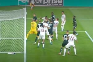 Inauguró la Europa League con un gol “de vóleibol” en contra y después falló ante un remate: 0-2