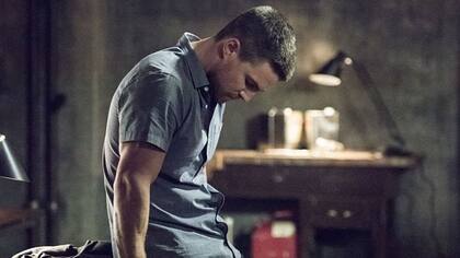 Oliver Queen (Stephen Amell) debe tomar la decision de volver a convertirse en superhéroe.