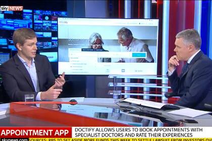 Oliver Thomas hablando sobre su aplicación, Doctify, en los medios británicos