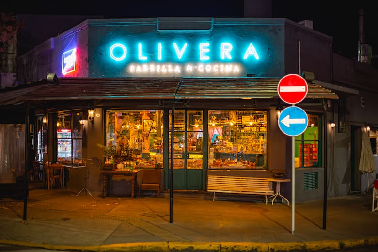 Un bodegón histórico del oeste porteño renació con un bar tanguero oculto en su subsuelo
