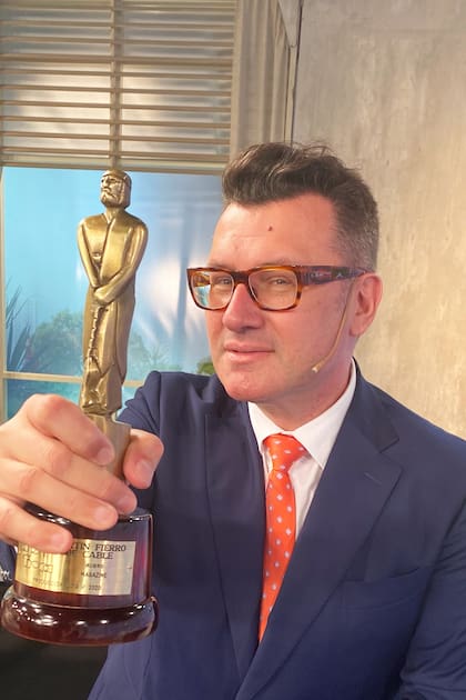 Oliveri, orgulloso con uno de los Martín Fierro que ya tiene en su haber