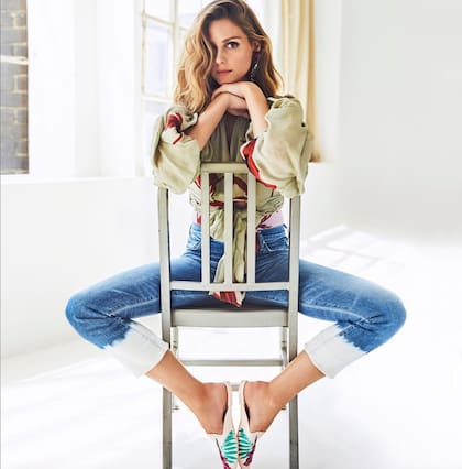 Dueña de un estilo elegante y fresco, la influencer estadounidense Olivia Palermo suele lookear sus jeans con tops coloridos y chatitas.