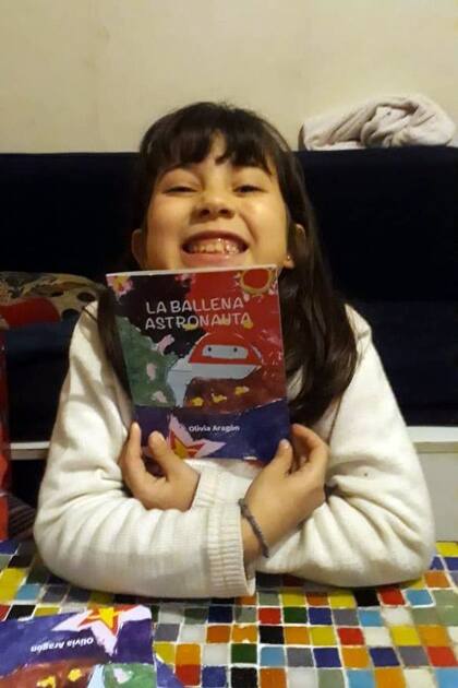 Olivia Aragón, orgullosa con su cuento "La ballena astronauta"