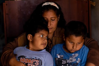 Olivia Casas con y sus hijos Ignacio y Enrique en Cuartel V. Por problemas de conectividad no pueden hacer la tarea hace más de tres semanas