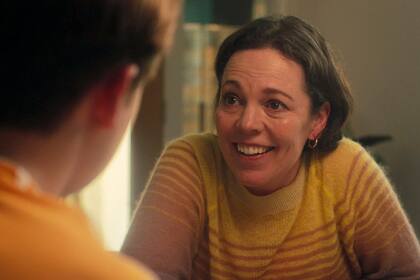 Olivia Colman es en la ficción la amorosa mamá de Nick (Kit Connor), que acaba de descubrir que es bisexual y protagoniza un romance con un chico gay, Charlie (Joe Locke)