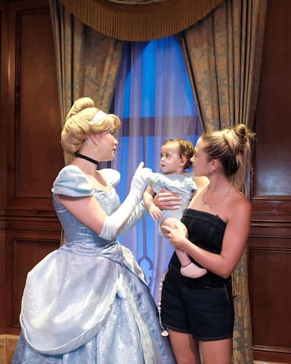 Olivia conoció a la Cenicienta (Foto: Instagram @soficalzetti)