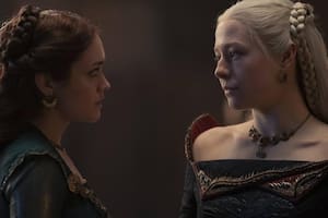Olivia Cooke es la nueva Alicent (izquierda) junto a Emma D’Arcy, que toma el papel de Rhaenyra. FOTO: