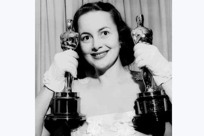 Olivia de Havilland con sus dos premios Oscar