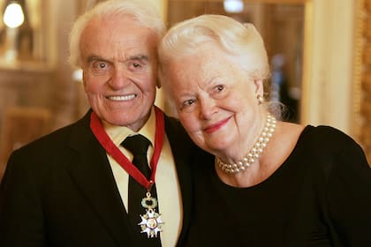 Olivia de Havilland y Jack Valenti en una ceremonia en Paris