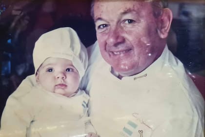 Olivia de bebita, vestida de chef, en uno de los pocos retratos que tiene con su papá. “Hay recuerdos que no sé si son míos o anécdotas que me contaron otros. Son flashes a partir de los cuales fui armando una imagen de él", dice.