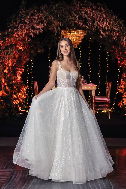 Olivia eligió un vestido salido de un cuento, con corset y gran pollera, confeccionado con tul y glitter en texturas semitransparentes firmado por Jano’s Atelier.