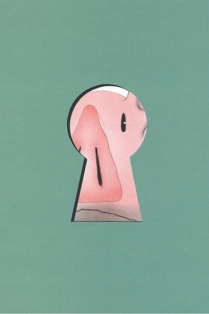 Olivia espía desde la contratapa