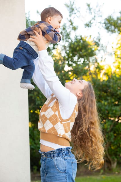 Olivia juega con su hermano menor