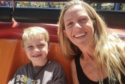 Olivia junto a su hijo Juan, quien hoy tiene 7 años.