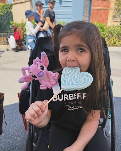 Olivia, la hija mayor de Valentina Cervantes y Enzo Fernández, en los parques de Disneyland Paris con su personaje preferido (Foto: Instagram @valucervantes)