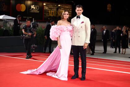 Olivia Palermo y Johannes Huebl en la alfombra roja de la película "Finalmente L'Alba". La socialité norteamericana eligió un vestido de Tamara Ralph y joyas de Marco Bicego. (Photo by Daniele Venturelli/WireImage)