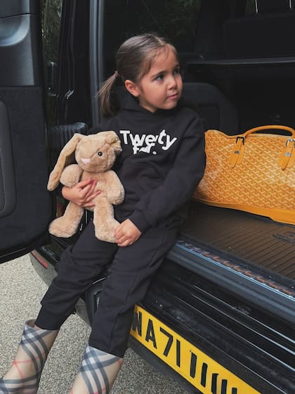 Olivia, que recientemente cumplió 6 años, con su conjunto de TwentyFour