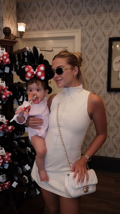 Olivia se divirtió luciendo orejitas de Minnie Mouse (Foto: Instagram @soficalzetti)