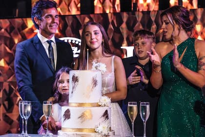 Olivia sopló las velitas con una torta de dos pisos de chocolate y dulce de leche, bañada en butter cream. Junto a ella, sus papás, Mariano Martínez y Juliana Giambroni y sus hermanos, Milo y Alma.