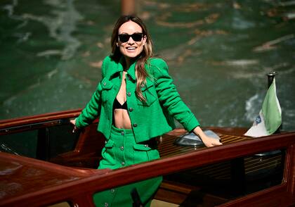 Olivia Wilde arriba a la Mostra enfundada en un sensual traje verde