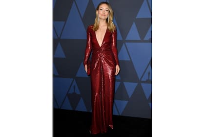 Olivia Wilde con un modelo sexy de Ralph Lauren, en color rojo borravino