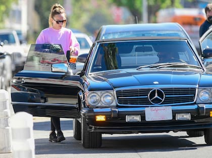 Olivia Wilde se sube al auto que maneja Harry Styles luego de comprar el almuerzo