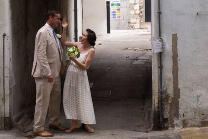 Olivia Windham Stewart, que es británica, y su nuevo esposo, Michael, que es estadounidense, posan para el fotógrafo en Gibraltar el día se su casamiento el 5 de septiembre de 2020