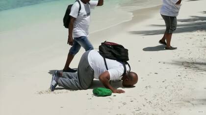 Olivier Bancoult besa la tierra de su isla Peros Banhos luego de 54 años en febrero de 2022