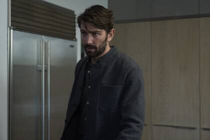 Olivier (Michiel Huisman) se convierte en una creciente amenaza para el mundo de Angela (Joanne Froggatt).